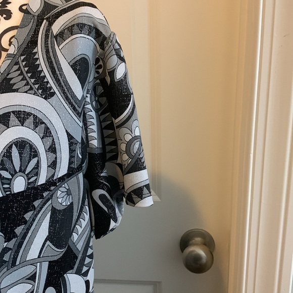 Woman’s short sleeve top in black and grey with geometric pattern. - Picture 5 of 8